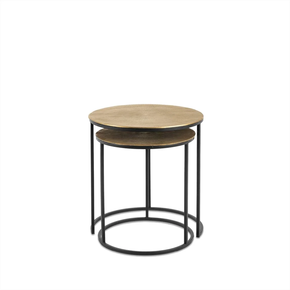 De Sidetable Ciara Set van 2 bestaat uit twee ronde nesttafels met lichthouten bladen en zwarte metalen frames. Door het moderne, minimalistische ontwerp past de kleinere tafel onder de grotere, perfect voor stijlvol en ruimtebesparend wonen.