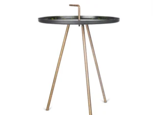 De bijzettafel Round Saphire 46" heeft een modern rond zwart dienblad met een klein rechtopstaand handvat, wordt ondersteund door drie slanke goudkleurige metalen poten en staat tegen een witte achtergrond.