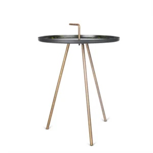 De bijzettafel Round Saphire 46" heeft een modern rond zwart dienblad met een klein rechtopstaand handvat, wordt ondersteund door drie slanke goudkleurige metalen poten en staat tegen een witte achtergrond.