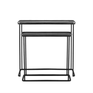 De Sidetable Roan Set van 2 bestaat uit twee zwart metalen nesttafels met rechthoekige bladen en minimalistische onderstellen met een open frame. De ene tafel staat voor de andere tegen een witte achtergrond.