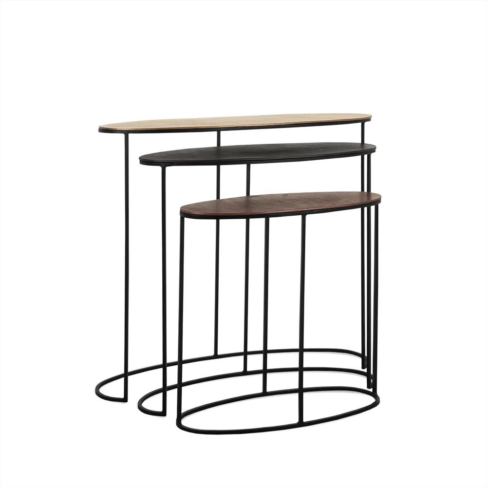 De Sidetable Emily Set van 3 bestaat uit moderne nesttafels met slanke zwarte frames en ovale houten bladen in licht-, midden- en donkerbruine afwerkingen, op elkaar gestapeld tegen een witte achtergrond.