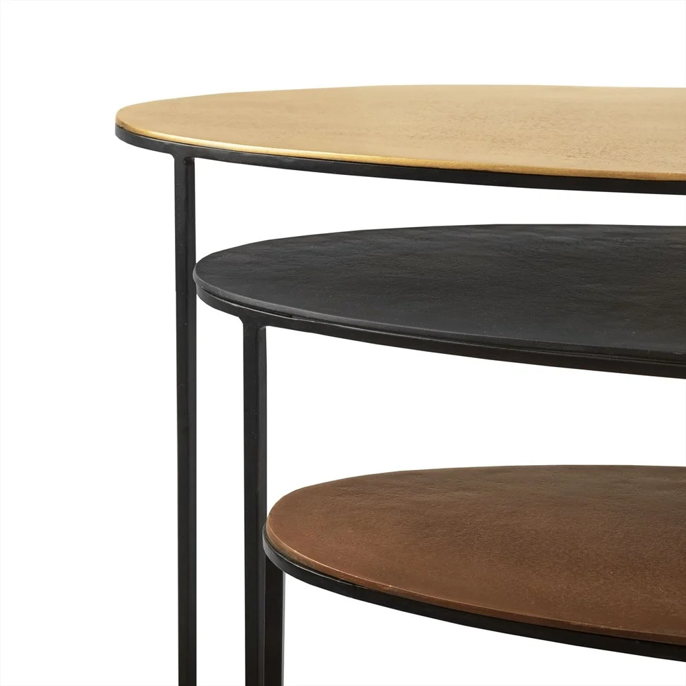 Close-up van de Sidetable Emily Set van 3: een moderne, ovale bijzettafel met drie niveaus en dunne zwarte metalen poten, met een gouden bovenkant, zwarte middenlaag en bruine onderkant tegen een effen witte achtergrond.