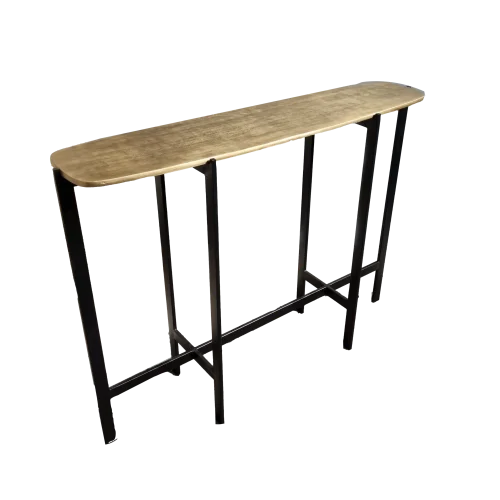 De Wandtafel Soraya is een smalle consoletafel met een gebogen naturel houten blad en zwarte metalen poten tegen een witte achtergrond.