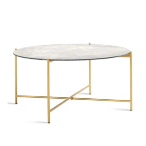 De Salontafel 75 x 75 CM Vierkant is een vierkante salontafel met een lichtgrijs marmeren blad en slanke goudkleurige metalen poten in een kruisvormig X-vormig onderstel.