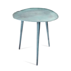 De Sidetable Blauw Patina 46 (set van 2) bestaat uit ronde, metalen bijzettafels in een blauwgroene patina, elk met een ondiep, gestructureerd blad en drie slanke poten, tegen een zwarte achtergrond.