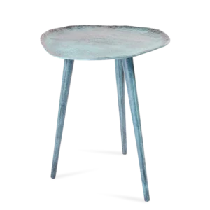 De Sidetable Blauw Patina 34,5 (set van 2) bestaat uit kleine metallic blauwe bijzettafeltjes met een gestructureerd, onregelmatig gevormd blad en drie slanke poten, tegen een effen witte achtergrond.