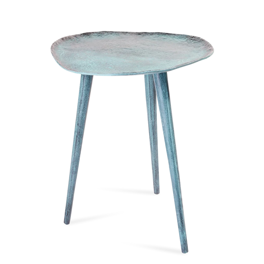 De Sidetable Blauw Patina 34,5 (set van 2) bestaat uit kleine metallic blauwe bijzettafeltjes met een gestructureerd, onregelmatig gevormd blad en drie slanke poten, tegen een effen witte achtergrond.