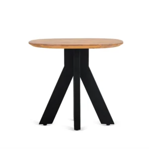 De Bijzettafel Deens Ovaal Runa 60 heeft een ovaal houten blad met een natuurlijke afwerking en drie zwarte schuine poten, tegen een effen witte achtergrond.