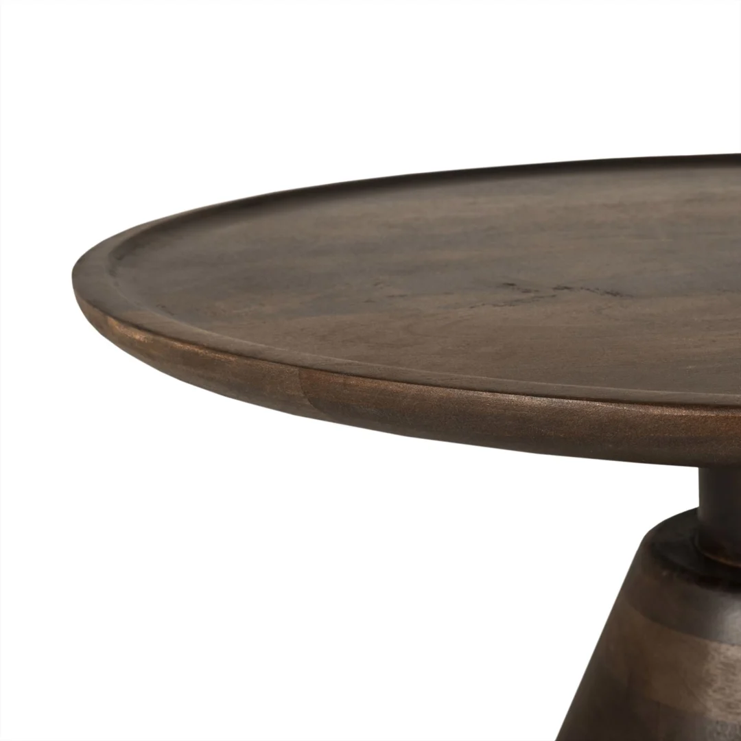 Close-up van de Salontafel 75 x 75 CM Rond Design, met zijn gladde donkerbruine houten rand en oppervlak. Slechts een deel van het tafelblad en de basis worden getoond tegen een effen witte achtergrond.