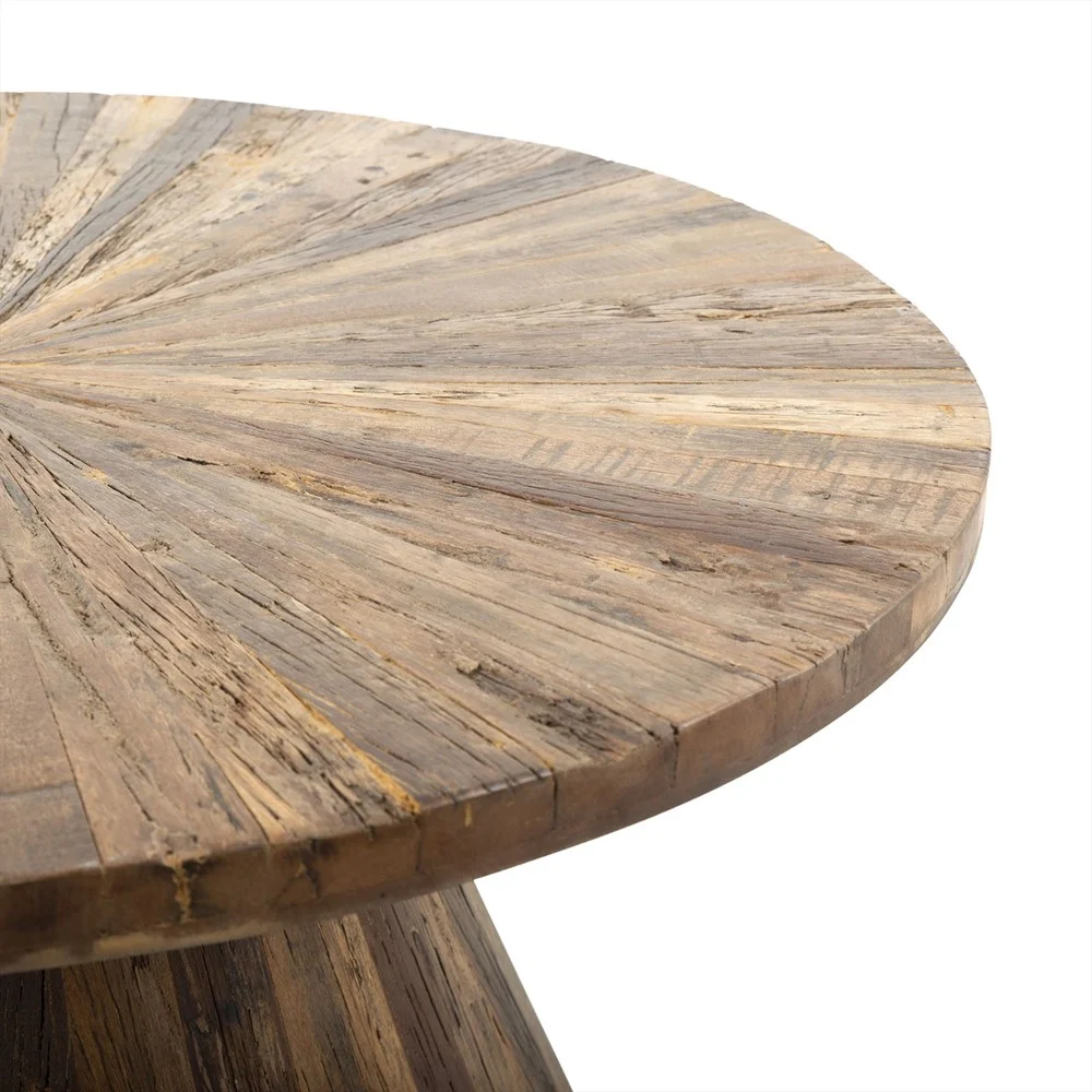 Een close-up van de Salontafel 75 x 75 CM Rond Compact toont het ronde blad met een zonnestraalpatroon gemaakt van verweerd, teruggewonnen hout, met unieke tinten en rustieke texturen voor een natuurlijke afwerking.