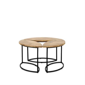 De Salontafel 50 x 85 CM is een ronde salontafel met een licht houten blad verdeeld in drie gebogen secties, elk ondersteund door zwarte metalen poten en frames, waardoor een cirkelvormig ontwerp ontstaat met open ruimtes tussen de secties.