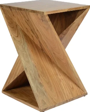 Bijzettafel X is een houten stuk met een geometrisch, gedraaid ontwerp, met hoekige oppervlakken en driehoekige uitsparingen voor een moderne, sculpturale look.