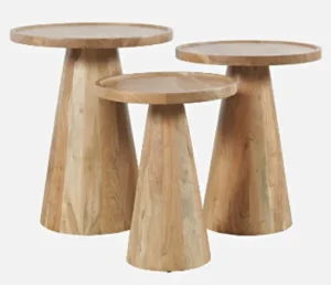 De bijzettafel Conical Foot set van 3 bestaat uit drie ronde houten bijzettafels van verschillende hoogtes, elk met een glad cirkelvormig blad en brede conische voet, dicht bij elkaar geplaatst tegen een effen achtergrond.