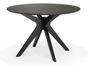 De Julia 120x120 Eettafel Rond Eiken Zwart is een moderne ronde tafel van zwart eiken met een glad blad en vier schuine poten die elkaar in het midden kruisen en een X-vormig onderstel vormen.