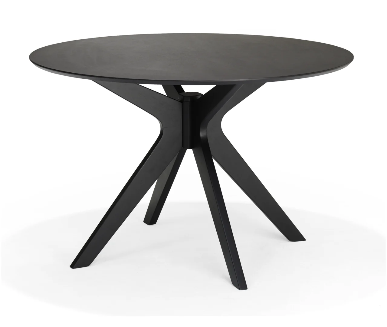 De Julia 120x120 Eettafel Rond Eiken Zwart is een moderne ronde tafel van zwart eiken met een glad blad en vier schuine poten die elkaar in het midden kruisen en een X-vormig onderstel vormen.