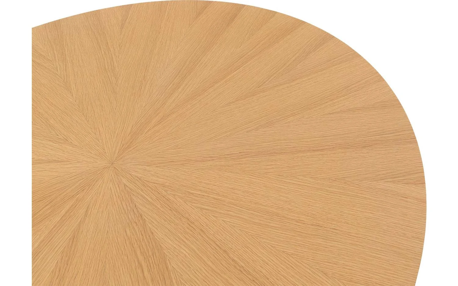 Een close-up van de Julia 120x120 Eetkamertafel Rond Eiken Naturel onthult het ronde eiken tafelblad met een sunburst fineerpatroon, met stralende lijnen in een lichte natuurlijke houtafwerking.