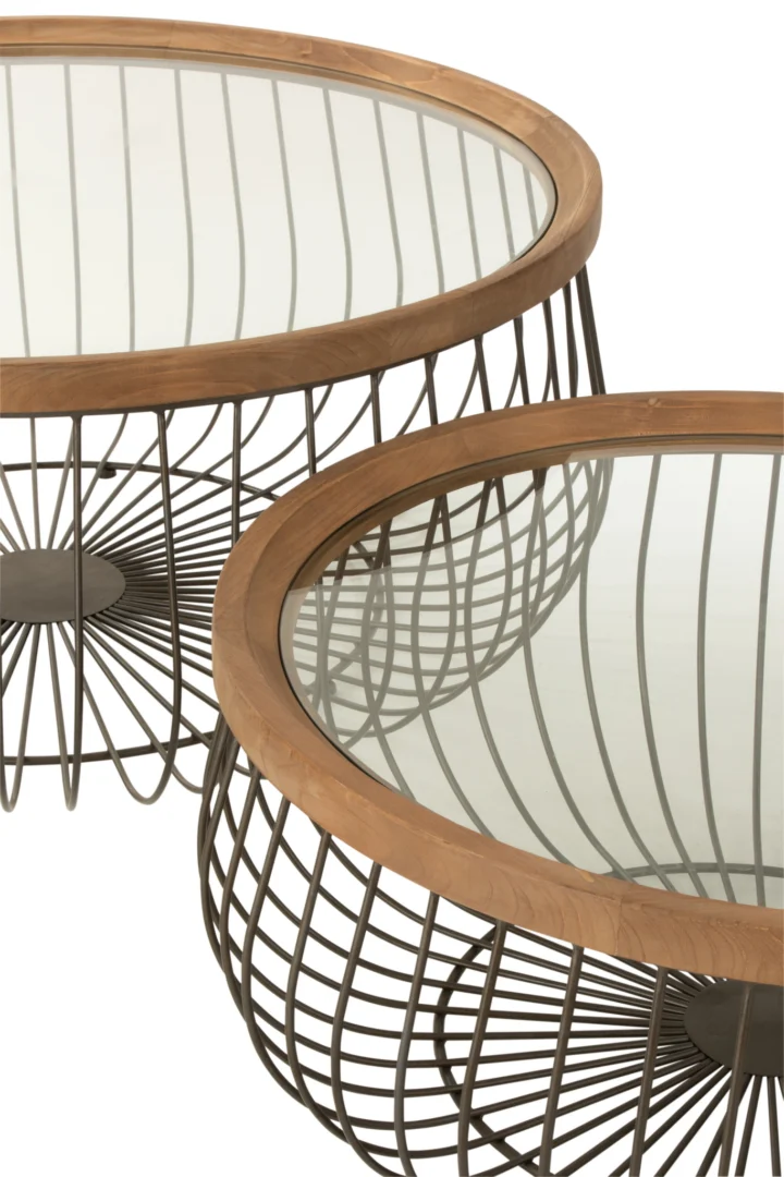 De Salontafel Zwart 100 CM Rond Metaal bestaat uit twee ronde salontafels met draadmetalen onderstellen, glazen bladen en houten randen. Het overlappende ontwerp benadrukt hun moderne, luchtige stijl.