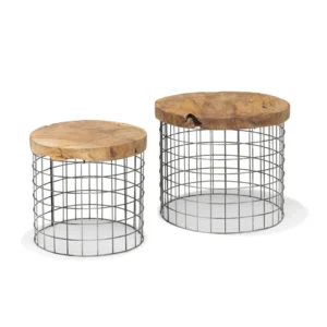 De Salontafel Zwart, Teak 50 x 50 CM bestaat uit twee ronde bijzettafels met draadmetalen onderstellen en dikke teakhouten bladen. Ze zijn verkrijgbaar in verschillende hoogtes, met de kortere tafel links en de langere tafel rechts.