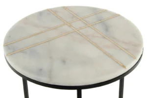 De Bijzettafel Wit Marmer Design heeft een rond wit marmeren blad met kruisende gouden geometrische lijnen en een stevig zwart metalen frame en poten.