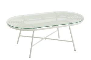 De Salontafel Wit Ovaal Rotan is een ovale salontafel met glazen blad, een wit frame in rotanstijl en vier schuine metalen poten, tegen een witte achtergrond.