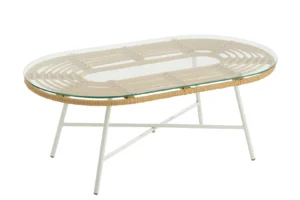 De Salontafel Wit Ovaal Metaal heeft een ovaal glazen blad met daaronder een rotanachtig geweven ontwerp, aangevuld met een wit metalen frame en vier schuine poten voor een mix van natuurlijke en moderne stijlen.