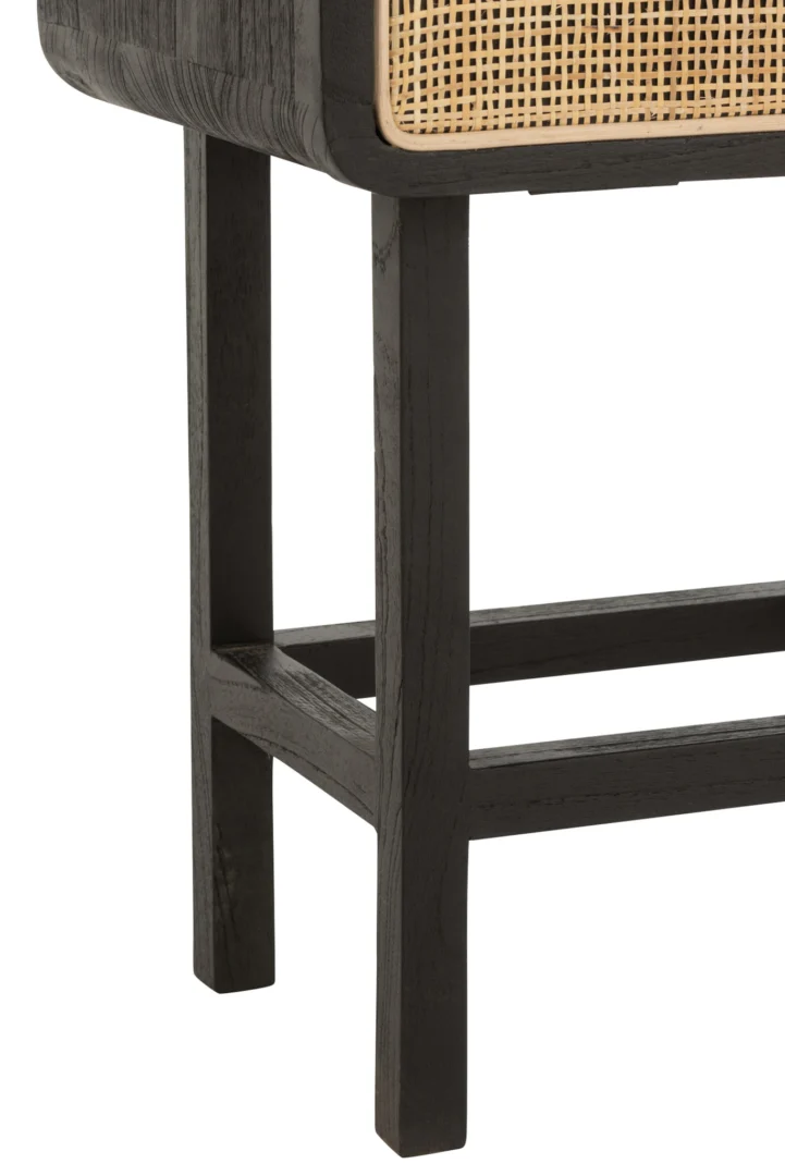 Close-up van het onderste deel van het Nachtkastje Zwart Industrieel (37 x 45 x 60 cm), met rechte poten en een rieten of rotan zijpaneel.