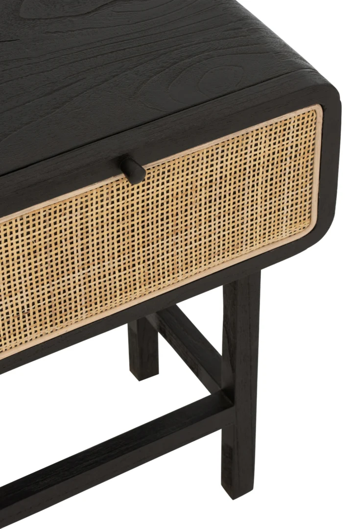 Close-up van het Nachtkastje Zwart Industrieel (37 x 45 x 60 cm), een modern zwart houten bijzettafeltje met een geweven rotan ladefront, kleine rechthoekige trekker, stevige poten en een deel van het strakke frame.
