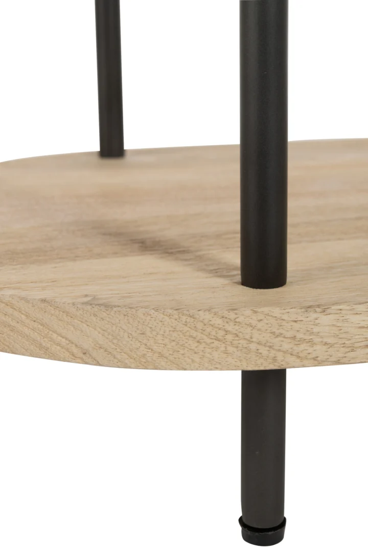 Close-up van de Bijzettafel Grijs Mangohout, een ronde bijzettafel met een lichte houtnerfafwerking en ondersteund door drie zwarte metalen poten, waarvan één met een beschermende voet aan de onderkant.