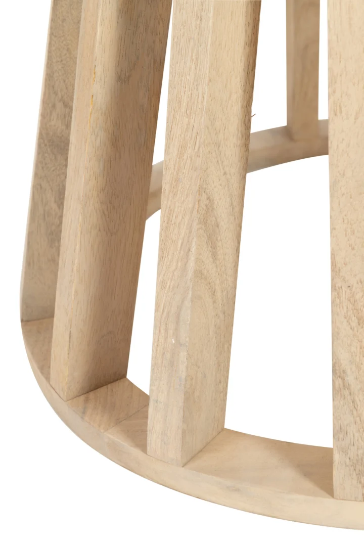 Close-up van de basis van de Tafel Eli Mangohout Natuurlijk, met verticale latten verbonden met een cirkelvormig onderstel en een natuurlijke lichthouten afwerking.
