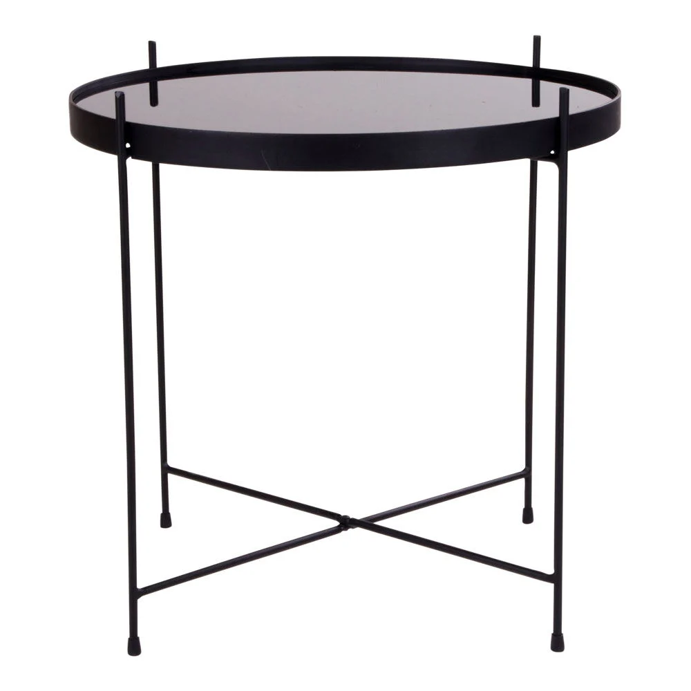 De Salontafel Zwart is een minimalistische vierkante zwart stalen bijzettafel (48x48 cm) met dunne poten, een ondersteunende kruisvoet en een opstaande rand, die een moderne stijl en stoer design biedt.