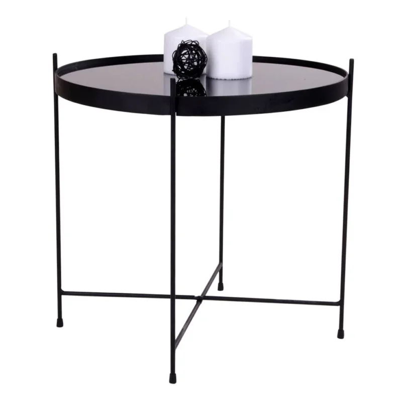 Een vierkant zwart stalen bijzettafeltje, Salontafel Zwart 48 x 48 CM, met een opstaande rand en slanke poten is afgebeeld op een effen witte achtergrond. Twee witte pilaarkaarsen en een kleine zwarte decoratieve bol staan erop.