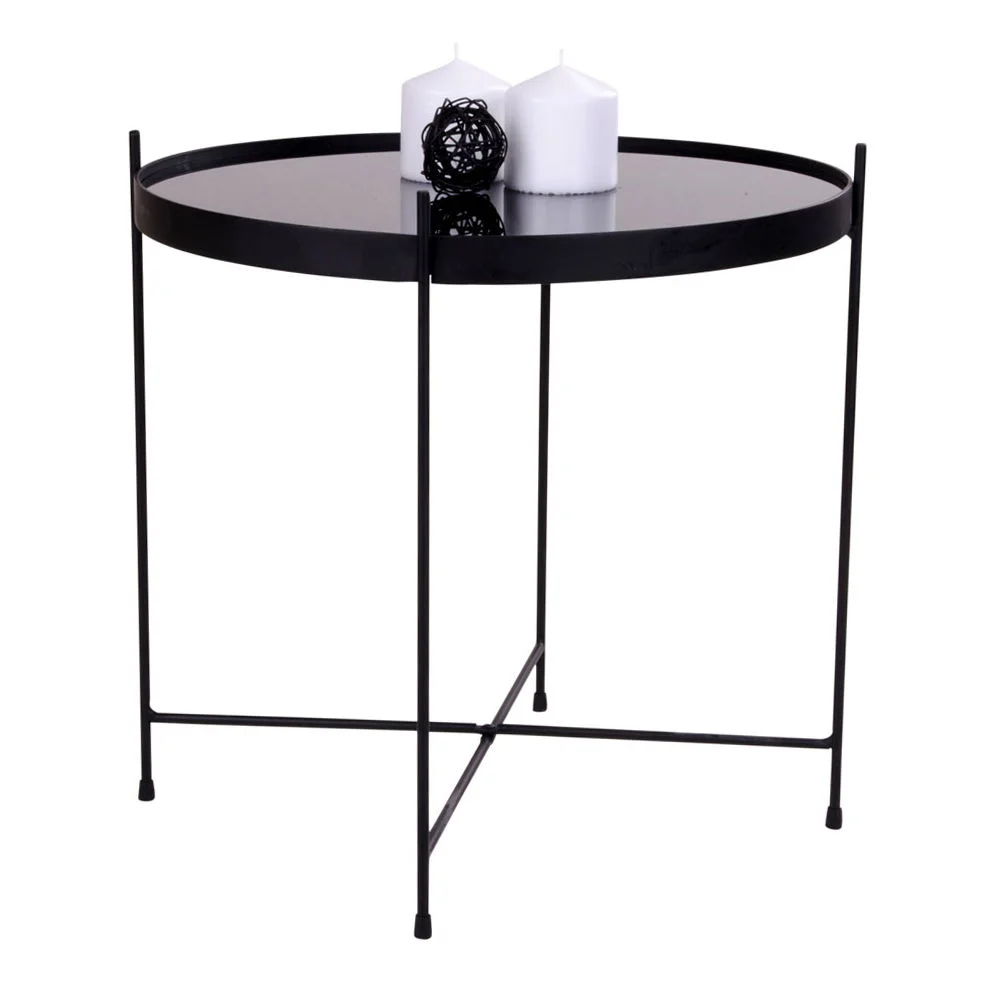 Een vierkant zwart stalen bijzettafeltje, Salontafel Zwart 48 x 48 CM, met een opstaande rand en slanke poten is afgebeeld op een effen witte achtergrond. Twee witte pilaarkaarsen en een kleine zwarte decoratieve bol staan erop.