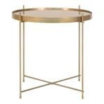 De Salontafel 48 x 48 CM Vierkant Staal is een moderne vierkante bijzettafel met een goud metalen frame, een spiegelend blad en dunne poten die in een X-vorm kruisen aan de onderkant voor ondersteuning.