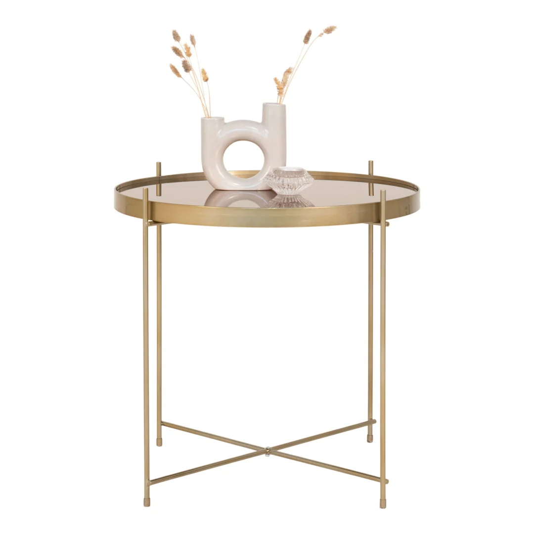 De Salontafel 48 x 48 CM Vierkant Staal is een vierkante stalen bijzettafel met een moderne witte vaas gevuld met gedroogde grassen en een decoratieve glazen schaal.