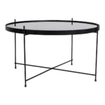De Salontafel Zwart 70 x 40 CM Rond Staal heeft een rond blad van helder glas, een dun zwart metalen frame met een opstaande rand en vier slanke poten die verbonden zijn door een X-vormige steun aan de onderkant.