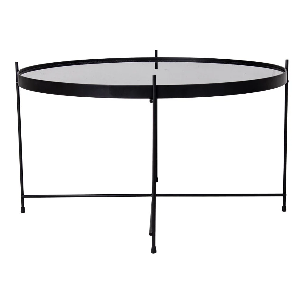 De Salontafel Zwart van 70 x 40 cm is een ronde glazen salontafel met een slank zwart stalen frame en vier slanke poten die aan de onderkant met elkaar verbonden zijn door dwarsbalken.