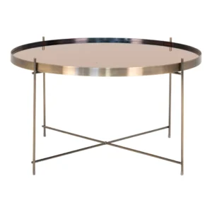 De Salontafel Messing 70 x 70 CM Rond Staal is een moderne, minimalistische ronde salontafel met een metalen frame, dunne gekruiste poten en een opstaande rand rond een glazen tafelblad.