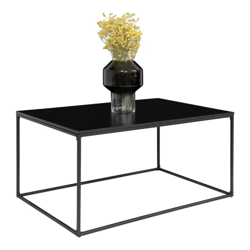 De Salontafel Zwart, Roest 60 x 45 CM is een moderne zwarte rechthoekige salontafel van spaanplaat, met een minimalistisch ontwerp met een vaas van donker glas met gele droogbloemen in het midden.