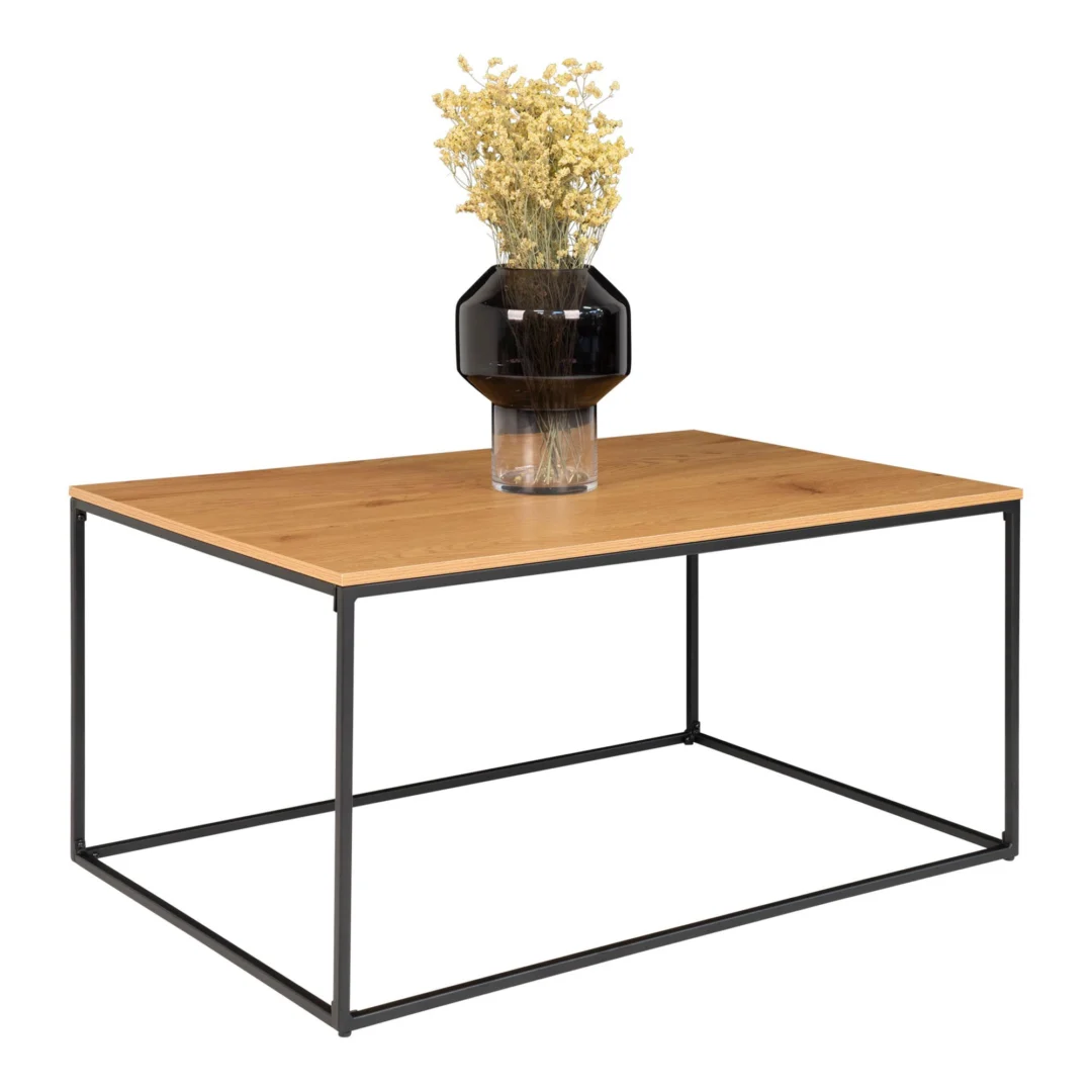 De Salontafel 60 x 45 CM Rechthoek, gemaakt van spaanplaat, heeft een rechthoekig blad en een zwart metalen frame, met in het midden een zwarte vaas gevuld met gele droogbloemen.