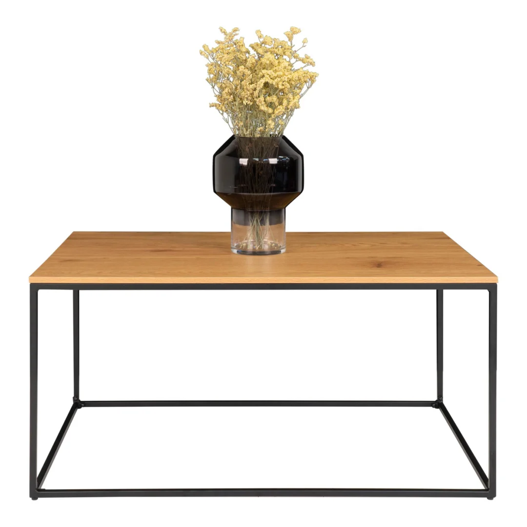 De Salontafel 60 x 45 CM Rechthoek, gemaakt van spaanplaat met een zwart metalen frame, staat op een effen witte achtergrond en is afgewerkt met een zwart glazen vaas met gele droogbloemen.