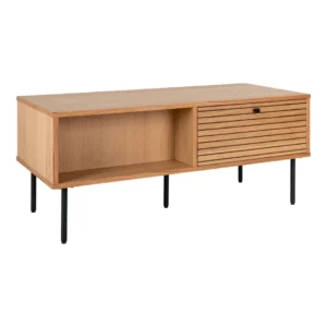 De Salontafel 50 x 45 CM Eikenhout is een houten salontafel met zwart metalen poten, een open opbergvak aan de linkerkant en een lamelvormige lade met een zwarte knop aan de rechterkant.