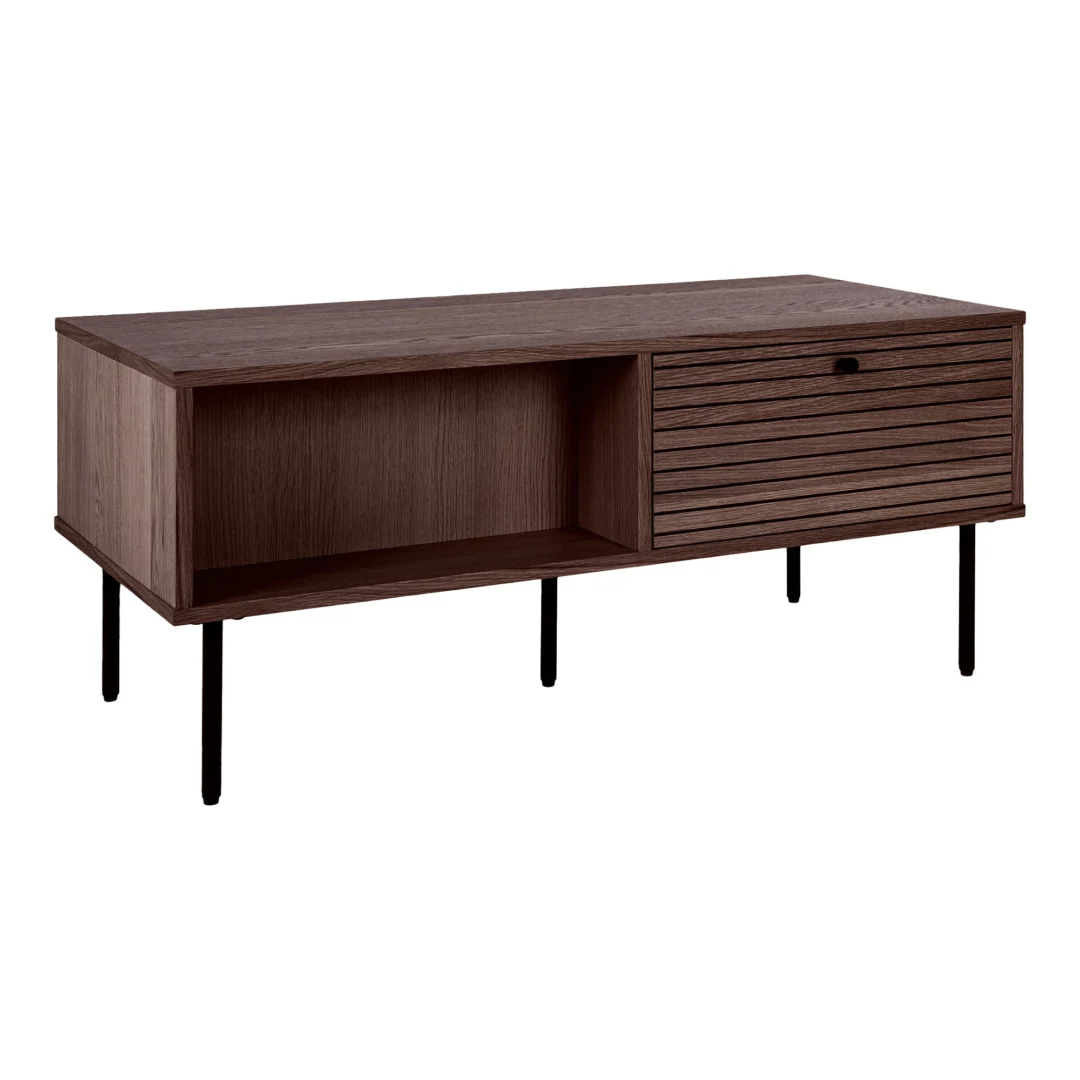 De Salontafel 50 x 45 CM Fineer is een moderne houten bank met zwart metalen poten, een open opbergvak aan de linkerkant en een lade met een klein handvat aan de rechterkant.