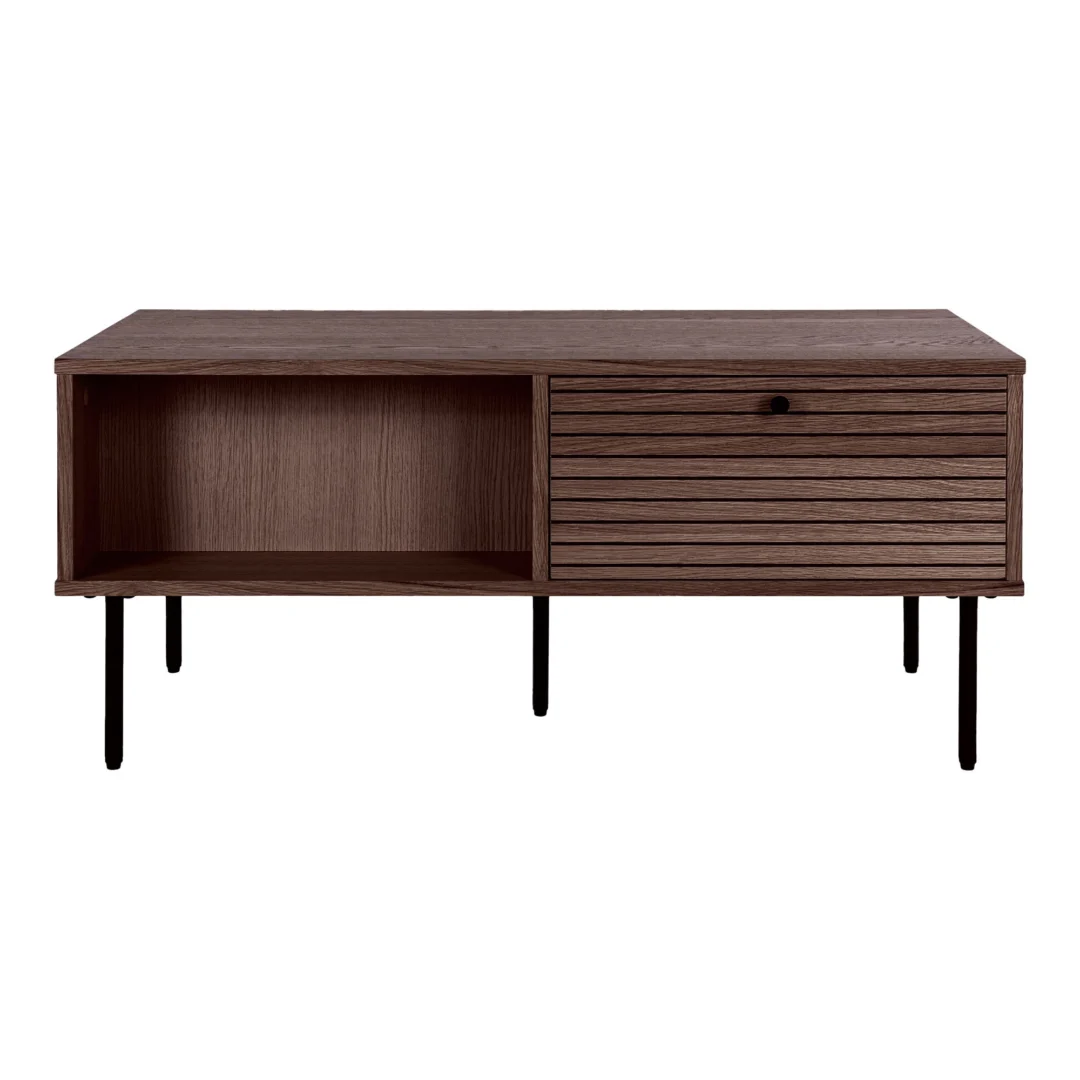 De Salontafel 50 x 45 CM Fineer is een moderne houten salontafel met zwarte poten, een open linker plank en een rechter kastdeur met horizontale lamellen en een ronde trekgreep.
