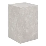 Een beige marmerlook Bijzettafel Praag (30x30x50 cm) met subtiele witte adering staat rechtop tegen een effen witte achtergrond.