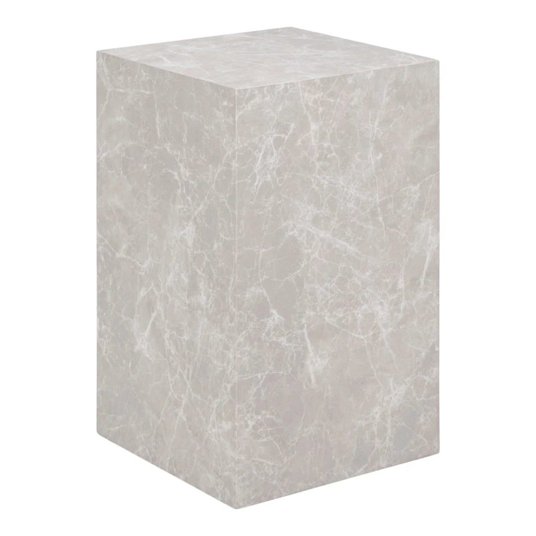 Een beige marmerlook Bijzettafel Praag (30x30x50 cm) met subtiele witte adering staat rechtop tegen een effen witte achtergrond.
