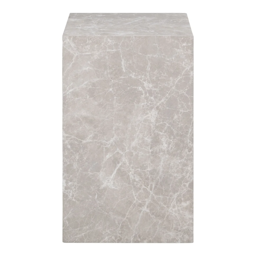 De Bijzettafel Praag is een rechthoekige bijzettafel met een beige marmerlook afwerking van 30x30x50 cm tegen een effen witte achtergrond.