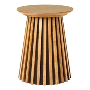 De Osaka Bijzettafel is een ronde houten bijzettafel met een plat blad en een uitlopend, geplooid onderstel met afwisselend lichte en donkere verticale houten panelen.