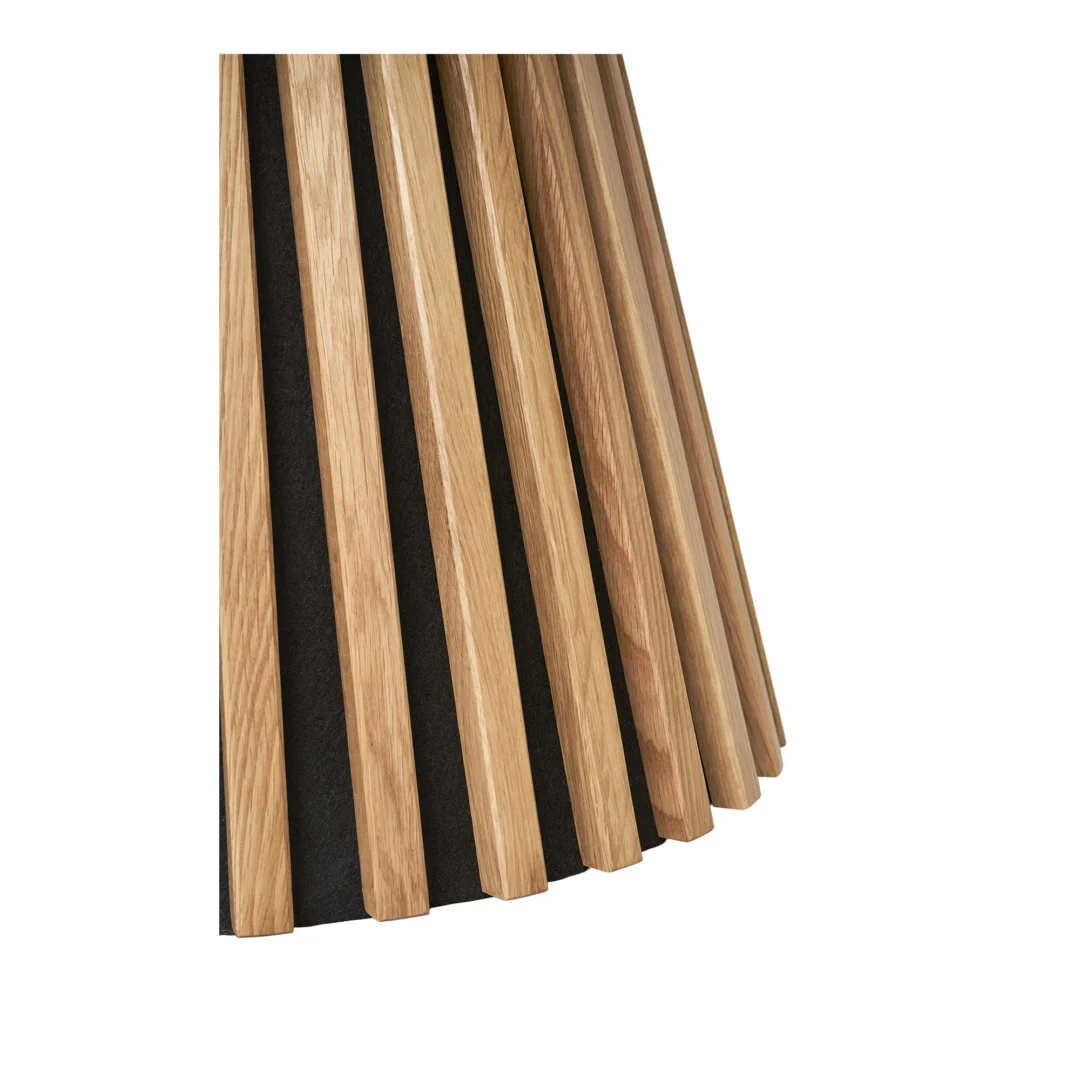 Close-up van de Salontafel 70 x 45 CM Vierkant in eikenfineer, met lichtbruine houten latten met zwarte inzet, gelijkmatig schuin tegen een witte achtergrond.