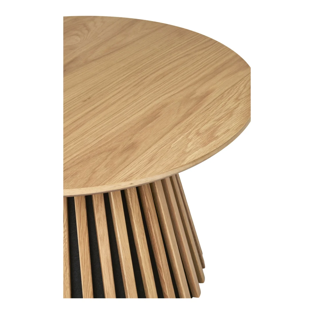 De Salontafel 70 x 45 CM Vierkant is een vierkante salontafel gemaakt van eikenfineer, met een glad blad en een basis van gelijkmatig verdeelde verticale houten latten.