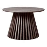 Een moderne vierkante salontafel, de Salontafel 70 x 70 CM Vierkant, heeft een glad eiken fineer blad en een unieke basis met gelijkmatig verdeelde verticale latten in een conisch ontwerp.